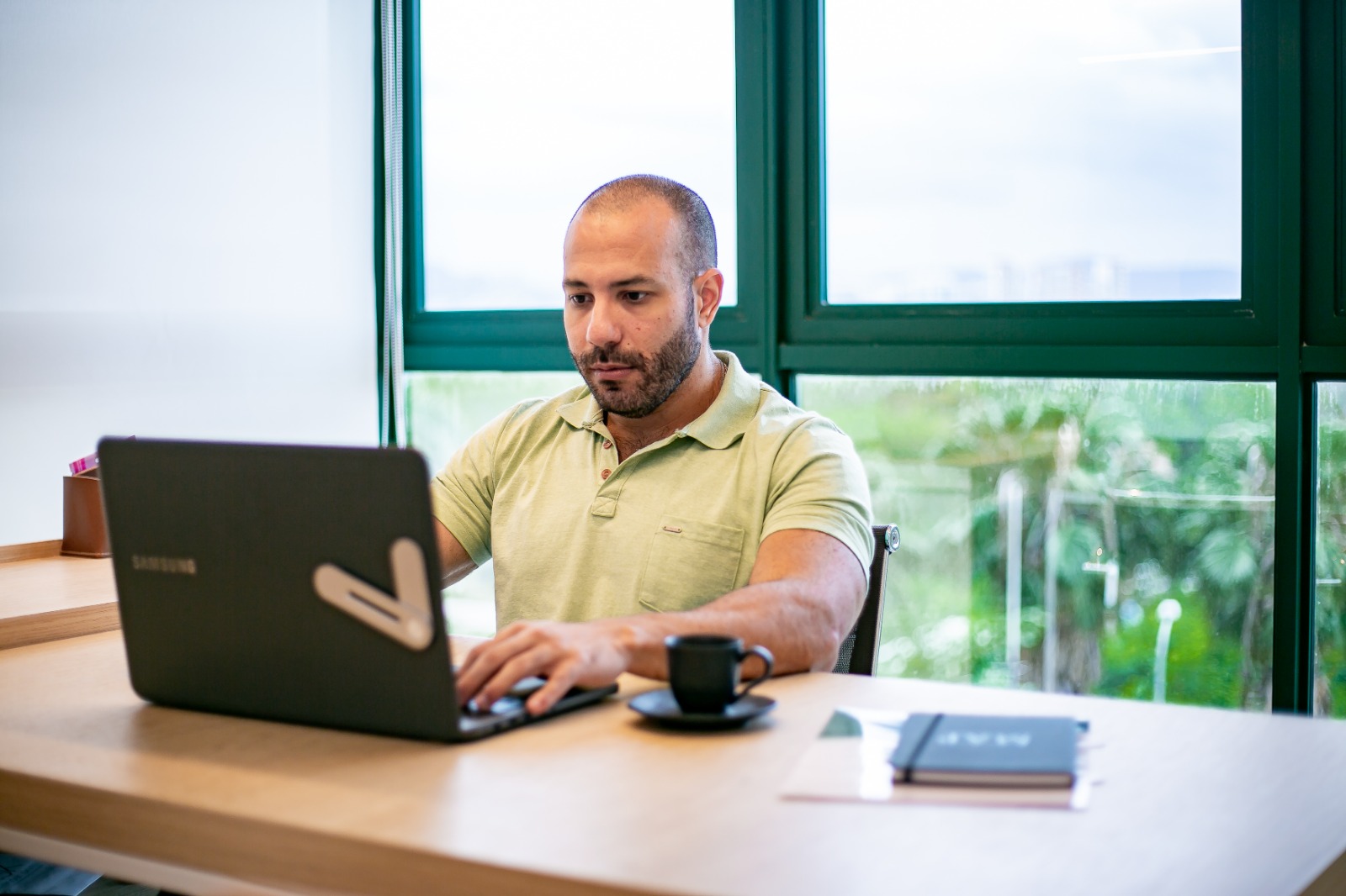 Marcus Gopfert, nutricionista, trabalhando no notebook em escritório iluminado