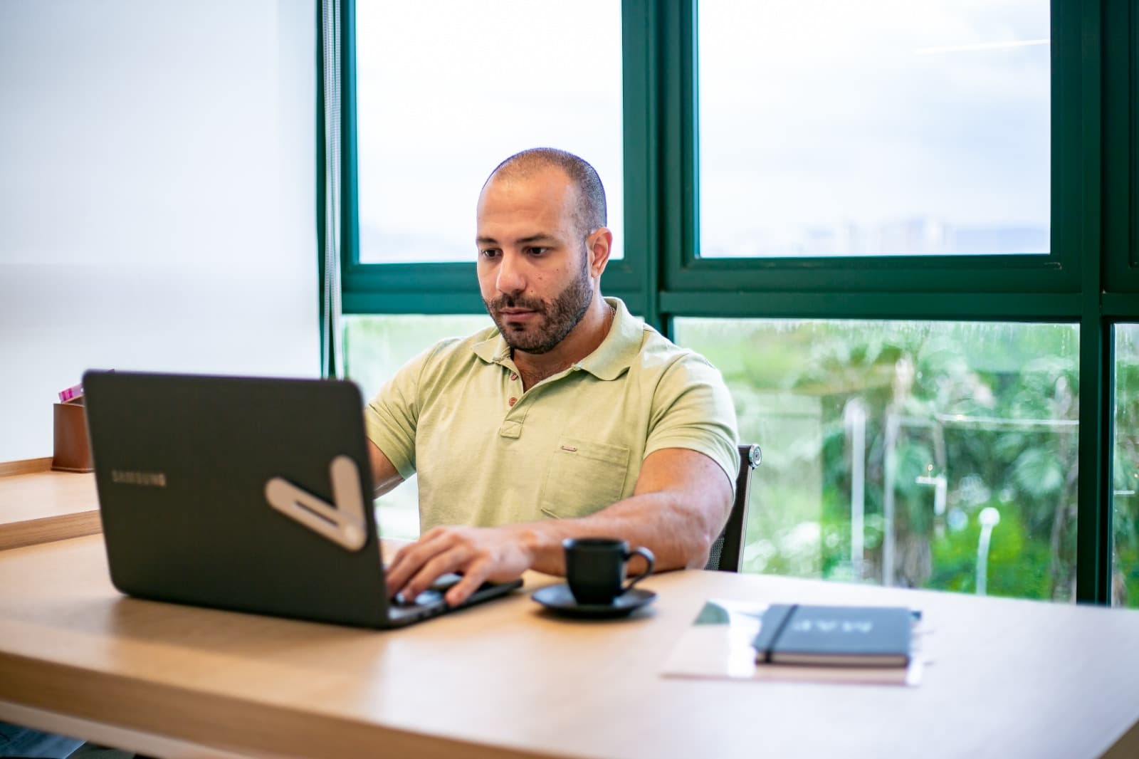 Marcus Gopfert, nutricionista, trabalhando no notebook em escritório iluminado